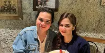 Dalam foto yang diambil di sebuah restoran bernuansa rustic Eropa, Tissa tampil kasual namun tetap modis.  [@tissabiani].