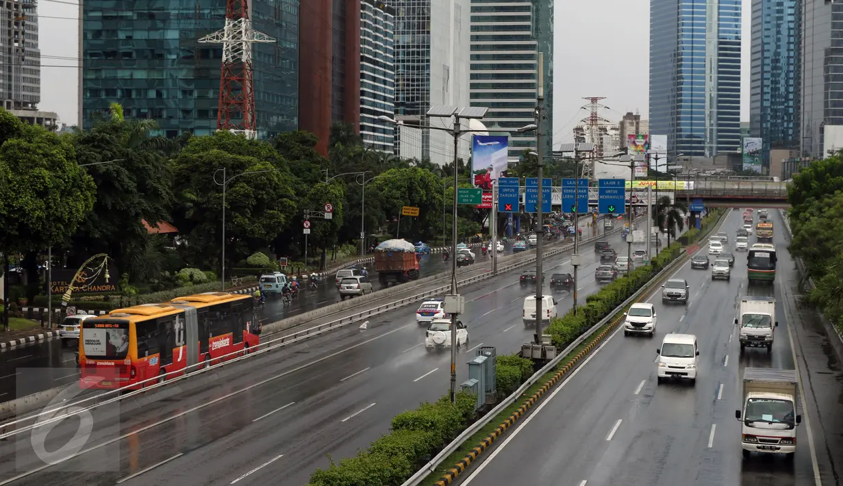 Pengendara melintasi Tol Dalam Kota di kawasan Jalan Gatot Subroto, Jakarta, Jumat (2/12). Terkait aksi super damai 212 yang digelar di kawasan Monas, sejumlah ruas jalan protokol Ibukota terlihat lengang. (Liputan6.com/Helmi Fithriansyah)