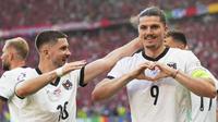 Gelandang Austria Marcel Sabitzer berselebrasi usai mencetak gol ketiga untuk timnya ke gawang Belanda pada laga terakhir grup D Euro 2024 di Olympiastadion Berlin, Selasa (25/6) malam WIB. (Michael Kappeler/dpa via AP)