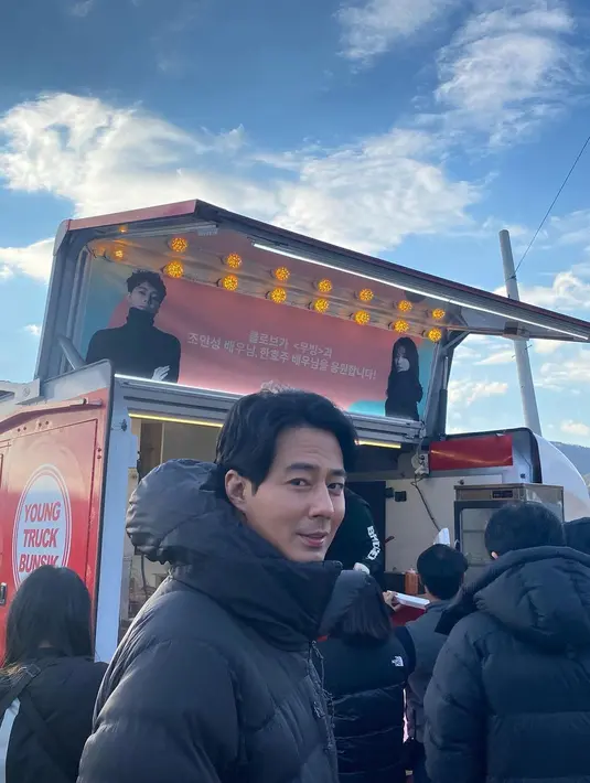 Selain mengunggah foto anaknya, Han Hyo Joo juga mengunggah foto Jo In Sung yang tak lain adalah pasangannya di drakor Moving. Aktor berusia 42 tahun ini berfoto di depan food truck. (Foto: Instagram/ hanhyojoo222)