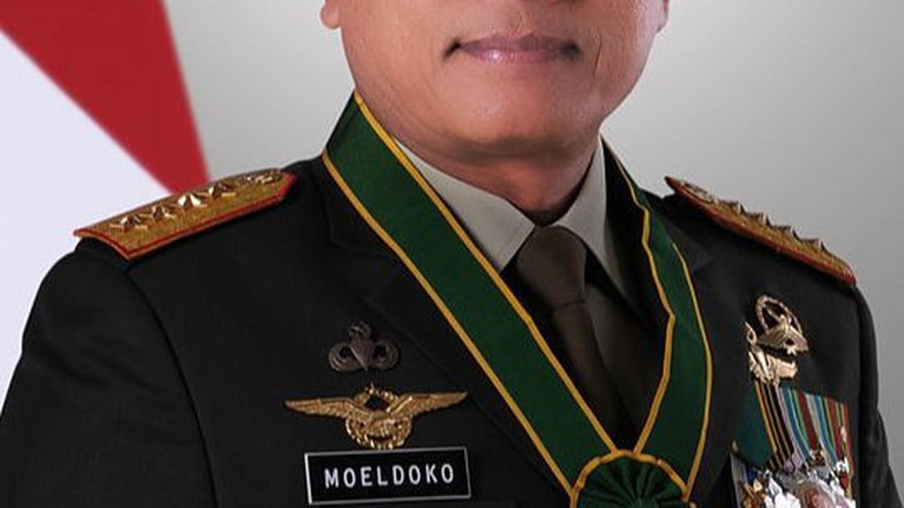 Mantan Panglima TNI Makan di Emperan Toko, Gayanya Santuy Pakai Sendal Teplek