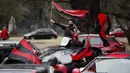 Suporter Newell's Old Boys mengibarkan bendera saat melakukan aksi turun ke jalan di Rosario, Argentina, Kamis (27/8/2020). Dalam aksi tersebut mereka meminta klub memboyong kembali Lionel Messi. (AP Photo/Natacha Pisarenko)