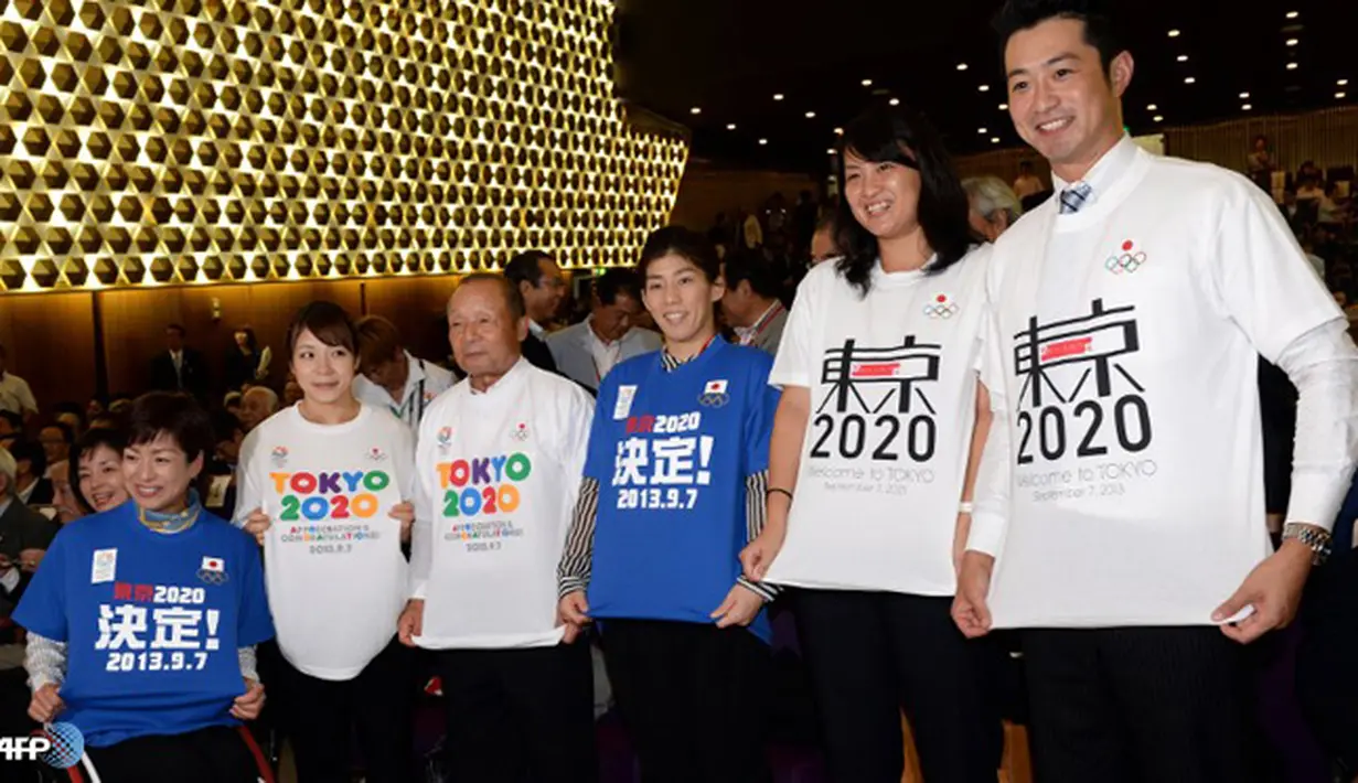 Tulisan 'Tokyo 2020' langsung di kenakan atlet Jepang selama acara live streaming di Tokyo. Tokyo menyisihkan Istambul dan Madrid. (AFP/Toshifumi Kitamura/wwn)