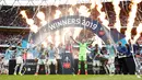 Pemain Manchester City Vincent Kompany (tengah) mengangkat trofi Piala FA 2018/2019 bersama rekan-rekannya di Stadion Wembley, London, Inggris, Sabtu (18/5/2019). The Citizens menjuarai Piala FA 2018/2019 usai mengalahkan Watford dengan skor 6-0. (Reuters/John Sibley)