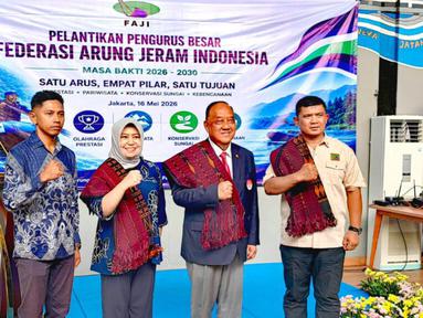Ketua Umum Komite Olahraga Nasional Indonesia (KONI) Pusat, Marciano Norman, resmi melantik Oni Junianto sebagai Ketua Umum Pengurus Besar Federasi Arung Jeram Indonesia (PB FAJI) periode 2026-2030. (Dok PB.FAJI)