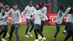 Para pemain Liverpool melakukan pemanasan selama sesi latihan tim di Melwood di Liverpool, Inggris (16/4). Liverpool akan bertanding melawan wakil Portugal, FC Porto pada leg kedua babak perempatfinal Liga Champions di Estadio do Dragao. (AFP Photo/Paul Ellis)