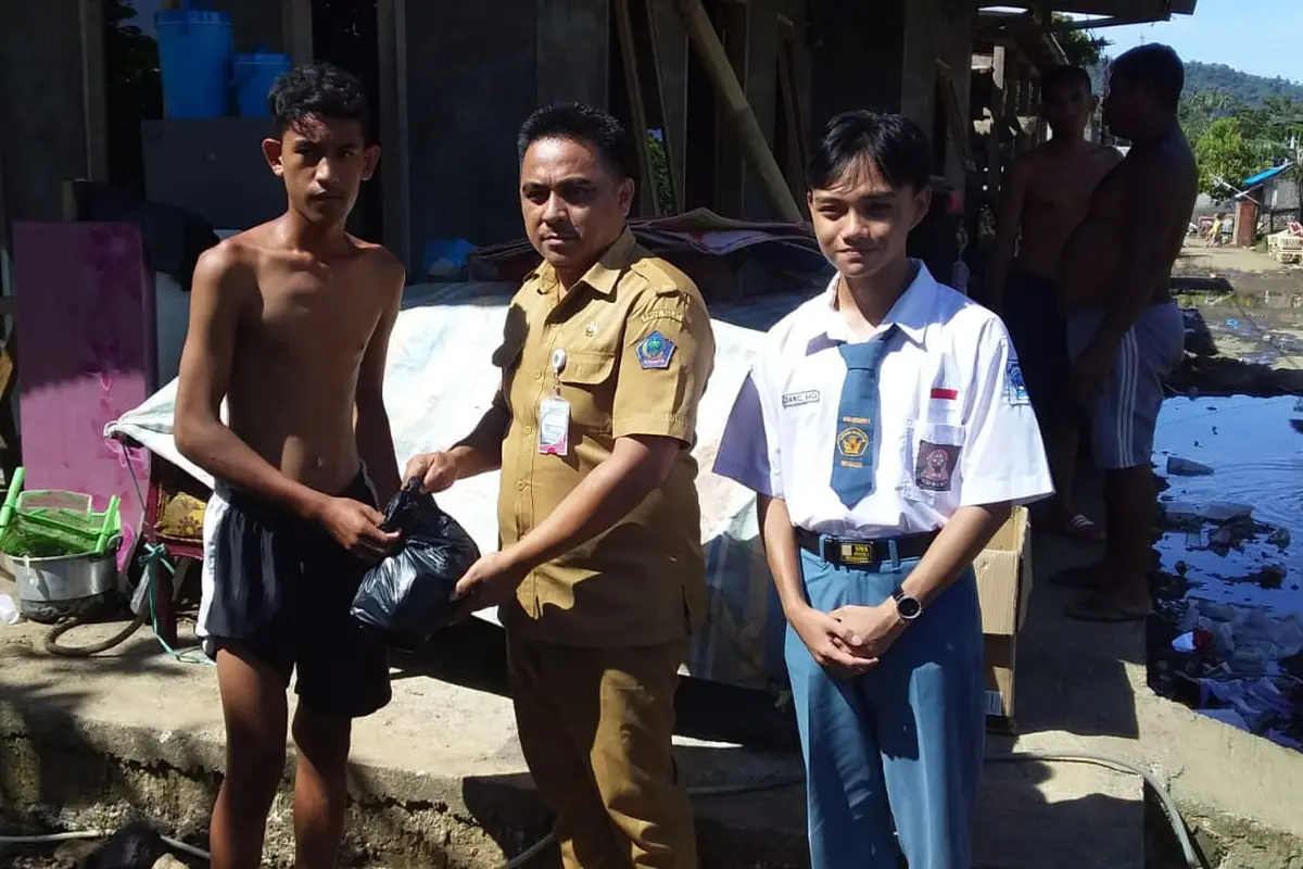 Bantuan berupa sembako dan pakaian layak pakai diberikan oleh Plh Kepala SMAN 3 Manado Anthonius Nakuu SPd MPd, Senin (30/1/2023).