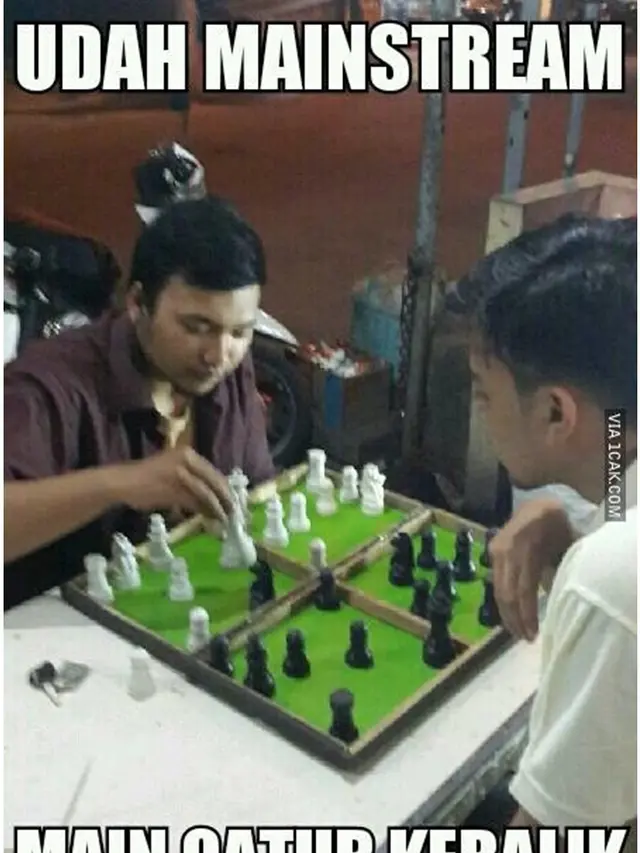 6 Momen Kocak Bapak-Bapak saat Main Catur Ini Bikin Tepuk Jidat