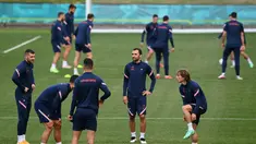 Para pemain Kroasia mengambil bagian dalam sesi latihan MD-1 di Firhill Stadium di Glasgow (21/6/2021). Timnas Kroasia akan berjumpa Skotlandia di babak pemungkas Grup D Euro 2020 (Euro 2021) di Hampden Park. (AFP/Paul Ellis)