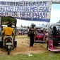 Pemilik becak motor berkumpul di Lapangan Emmy Saelan, Makassar, Senin (19/7). Mereka menuntut pelegalan pengoperasian bentor dan menolak larangan operasional bentor. (Antara)