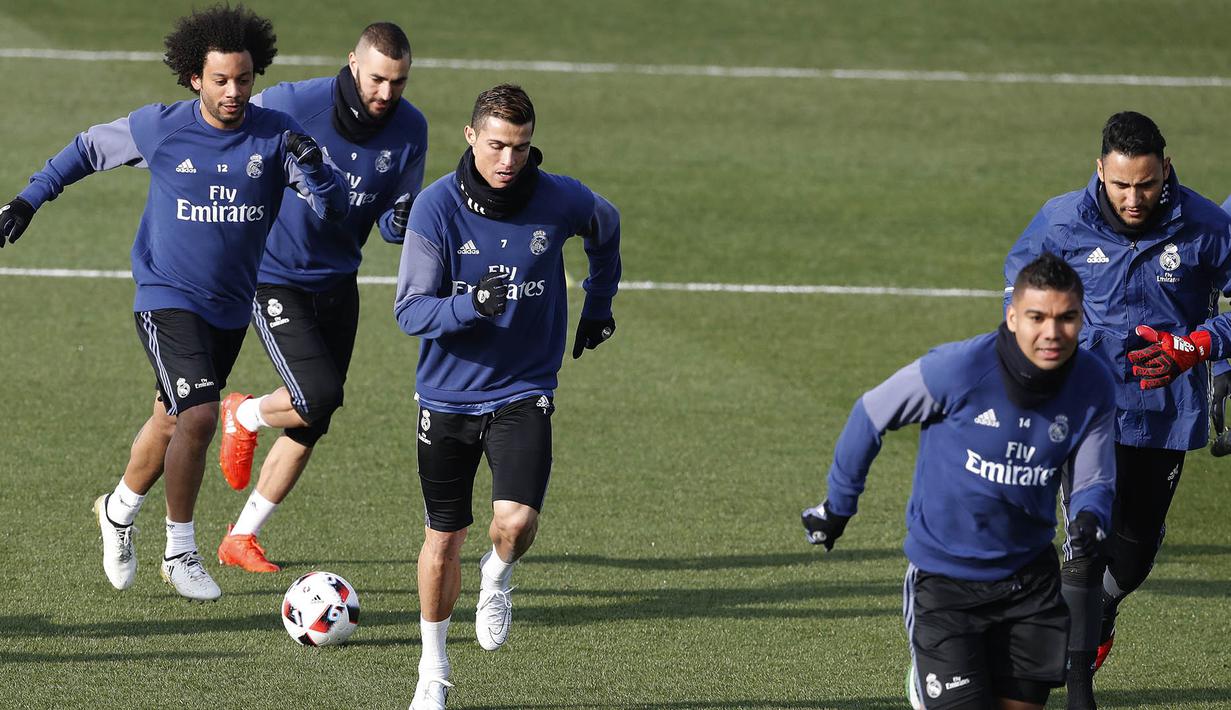 Para pemain Real Madrid melakukan latihan perdana di tahun 2017. Skuat Los Blancos kembali berlatih setelah sebelumnya mendapatkan libur akhir tahun. (EPA/Chema Moya)