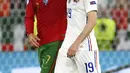 Pemain Portugal Cristiano Ronaldo (kiri) dan pemain Prancis Karim Benzema (kanan) meninggalkan lapangan bersama saat turun minum pada pertandingan Grup F Euro 2020 di Puskas Arena, Budapest, Hungaria, Rabu (23/6/2021). Laga berakhir imbang 2-2. (Franck Fife, Pool photo via AP)