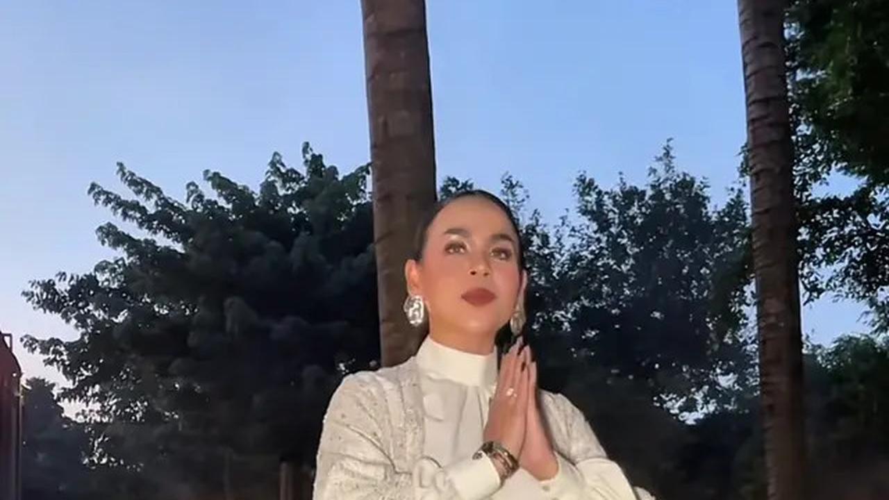 7 Potret Melaney Ricardo Jadi MC Buka Puasa, Dapat Berkah Ramadhan