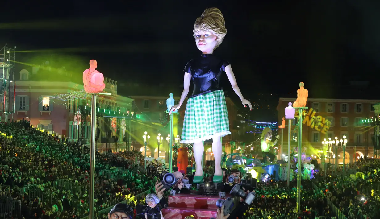 Kendaraan hias membawa patung raksasa Brigitte Bardot saat diarak pada parade karnaval Nice ke-135 di Nice, Prancis (16/2). (Valery Hache/AFP)