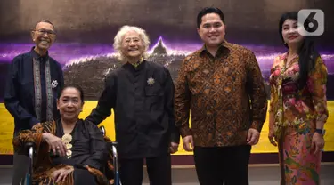 Pelukis Man x Universe Srihadi Soedarsono dan istri, Menteri BUMN Erick Thohir foto bersama pada pameran tunggal Srihadi Soedarsono - Man x Universe di Galeri Nasional, Jakarta, Rabu (11/3/2020). Pameran tunggal ini menampilkan 44 lukisan bentang alam. (Liputan6.com/HO/Andry)