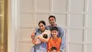 Di foto ini, tampil lengkap ada Raffi Ahmad, Nagita Slavina, Rafathar, dan Rayyanza yang berpose bersama baby Lily di gendongan Nagita. Keluarga ini tampil tersenyum memperlihatkan kebahagiaan. [Foto: Instagram/raffinagita1717]