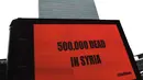 Sebuah tulisan bertema kepedulian untuk Suriah pada mobil box yang mengelilingi gedung PBB di New York (22/2). Kampanye ini terinspirasi oleh film nominasi Oscar "Three Billboards Outside Ebbing, Missouri". (AFP Photo/Timothy A. Clary)