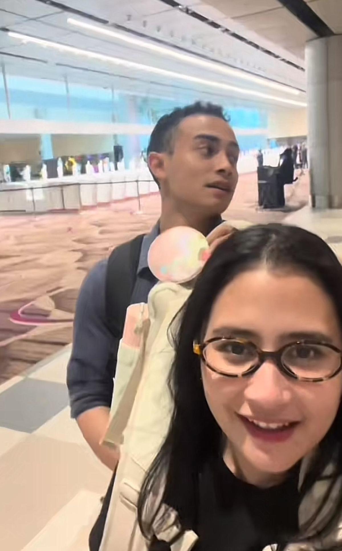 Keseruan Prilly dan Omara Saat Liburan, Rebutan Bawa Tas yang Bikin Gemas