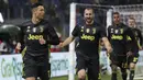 Para pemain Juventus merayakan gol yang dicetak oleh Cristiano Ronaldo pada laga Serie A di Stadion Olympic, Minggu (27/1). Juventus menang 2-1 atas Lazio. (AP/Gregorio Borgia)