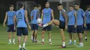 Penyerang Argentina #22 Lautaro Martinez (ketiga kanan) menghadiri sesi latihan bersama rekan setimnya di stadion Universitas Qatar, di Doha,  Selasa (6/12/2022). Timnas Argentina menggelar latihan jelang perempat final Piala Dunia 2022 Qatar.  (JUAN MABROMATA / AFP)