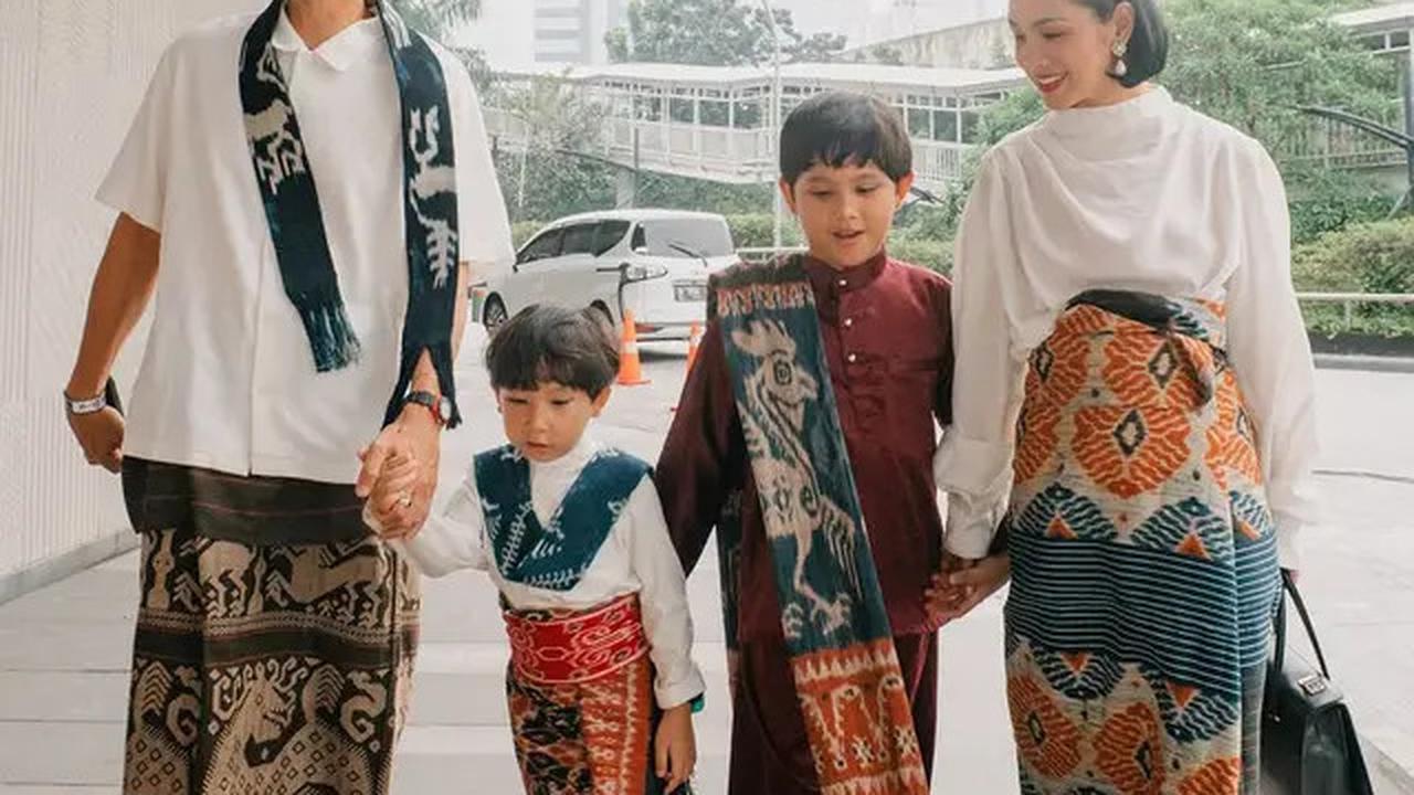 Gaya Andien Aisyah dan Keluarga Kompak dengan Kain Nusa Tenggara, Lestarikan Budaya Nusantara