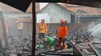 Petugas Damkar memadamkan api yang telah menghanguskan puluhan motor milik buruh pabrik rokok (Liputan6.com/Arief Pramono)