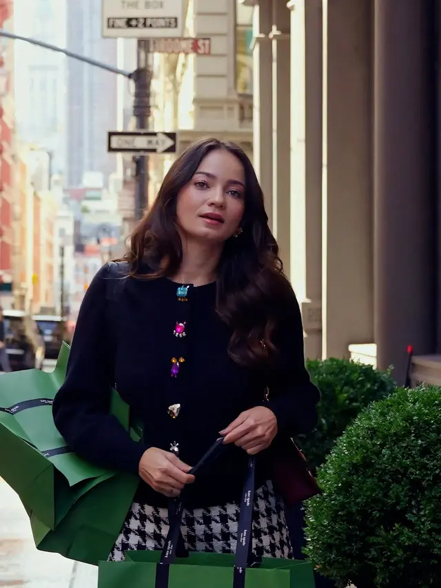 Kembali ke Amerika Serikat, 7 Potret Gaya Playful Enzy Storia dengan Koleksi Kate Spade