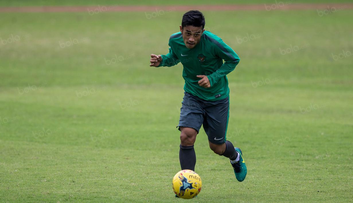 Bek sayap Timnas Indonesia, Beny Wahyudi, berusaha mengontrol bola ketika berlatih di Lapangan SPH Karawaci, Banten, Minggu (11/12/2016). (Bola.com/Vitalis Yogi Trisna)