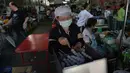 Seorang wanita mengenakan masker mempersiapkan makanan di pasar di Bangkok, Thailiand, (9/6/ 2015). Pemerintah Thailand mengumumkan bahwa seorang pria 75 tahun asal Oman positif terjangkit virus MERS.  (AFP PHOTO/Christophe Archambault)