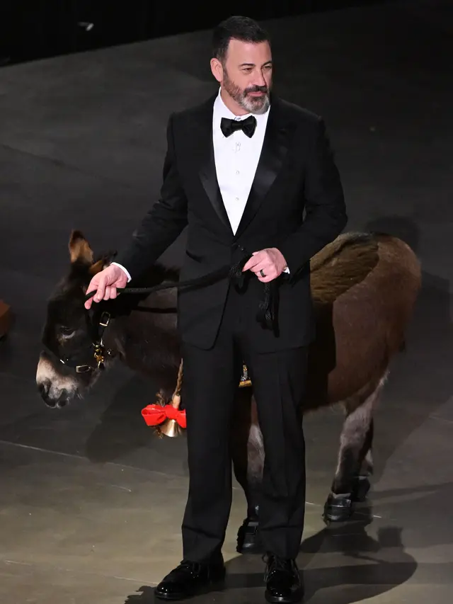 Jimmy Kimmel membawa Jenny si Keledai ke atas panggung di Oscar 2023