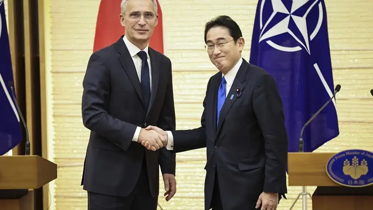 Sekjen NATO Jens Stoltenberg dan Perdana Menteri Jepang Fumio Kishida