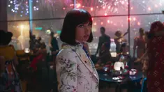 Dalam perseteruan maut ini, seorang agen bernama Dani Miranda (Ana de Armas) siaga membantu Gentry. (Foto: Netflix)