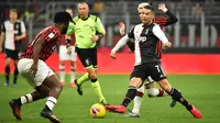 Pemain Juventus Cristiano Ronaldo (kanan) membawa bola mencoba melewati pemain AS Milan Frank Kessie pada pertandingan Coppa Italia di Stadion San Siro, Milan, Italia, Kamis (13/2/2020). Pertandingan berakhir 1-1. (Massimo Paolone/LaPresse via AP)