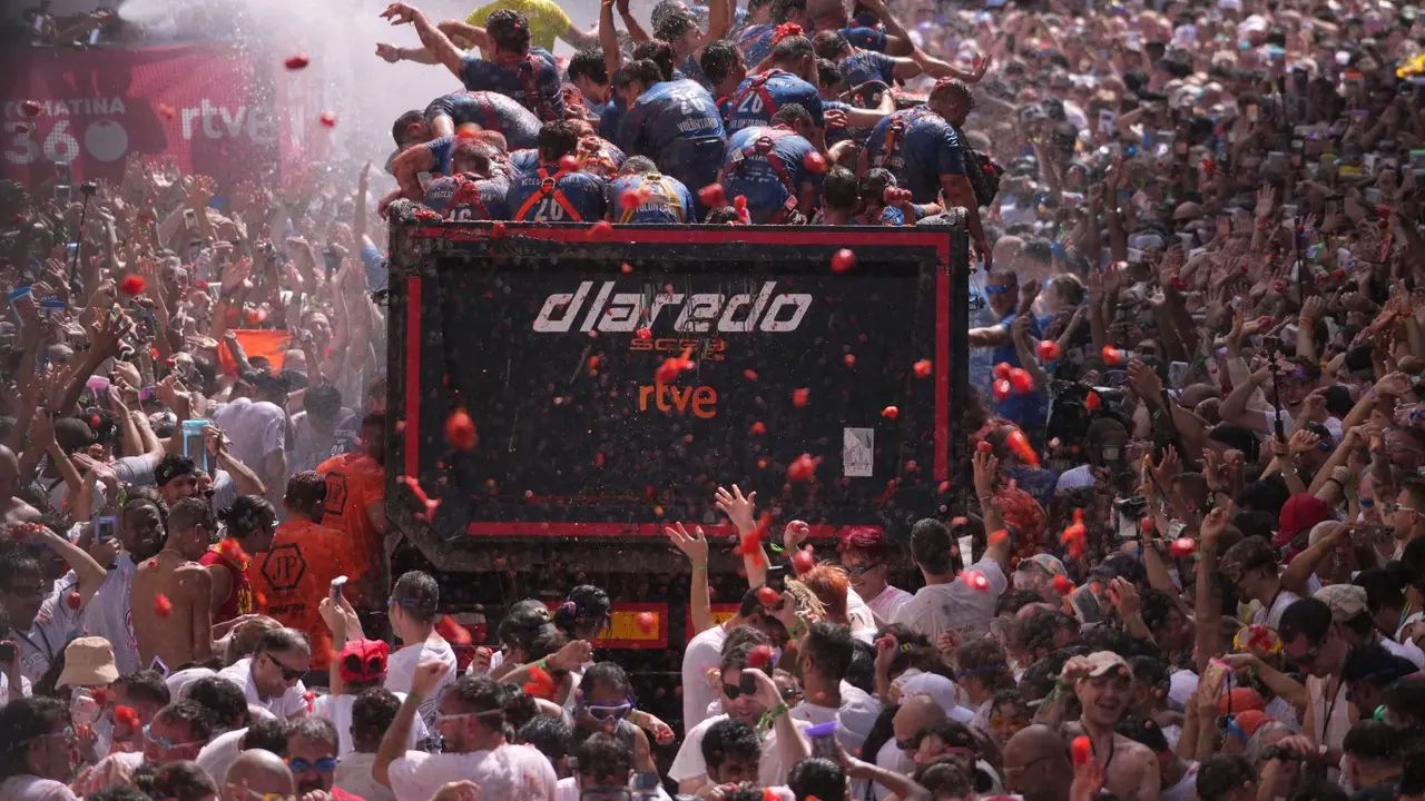 Peserta Saling Lempar Festival La Tomatina di Bunol, Spanyol (AP/Alberto Saiz)