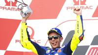 Pembalap Movistar Yamaha, Valentino Rossi, naik podium kedua pada MotoGP Jerman, di Sirkuit Sachsenring, Minggu (15/7/2018). (AP Photo/Jens Meyer)