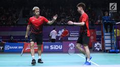 Ganda putra Indonesia, Kevin Sanjaya S/Marcus F Gideon mengembalikan kok ke arah pemain India, Satwik S Rankireddy/Chirag C Shetty pada perempat final Bulutangkis Beregu Putra Asian Games 2018 di Jakarta, Senin (20/8). (Liputan6.com/Helmi Fithriansyah)