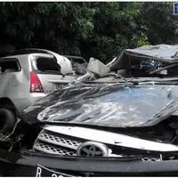 Sebuah Fortuner bernomor polisi B 201 RFD menabrak pengendara motor di Km 15 Jalan Daan Mogot, Jakarta Barat. Empat orang tewas dalam kecelakaan maut tersebut.
