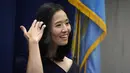 Michelle Wu tersenyum setelah dilantik sebagai Wali Kota Boston, di Balai Kota Boston, Selasa (16/11/2021). Michelle Wu dilantik sebagai perempuan pertama yang menjabat sebagai Wali Kota Boston. (AP Photo/Charles Krupa)