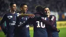 Pemain Paris Saint-Germain (PSG) merayakan gol Neymar ke gawang SC Amiens pada laga Piala Liga Prancis di Stade de la Licorne, Rabu (10/1). PSG lolos ke semifinal Piala Liga Prancis usai mengalahkan SC Amiens dengan skor 2-0. (FRANCOIS LO PRESTI/AFP)