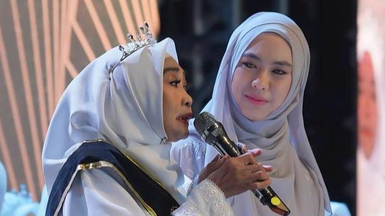 Bersama para santri lainnya, Yunifah Ismawati tampak anggun mengenakan busana serba putih dan mahkota yang menghiasi kepalanya.<br><br>