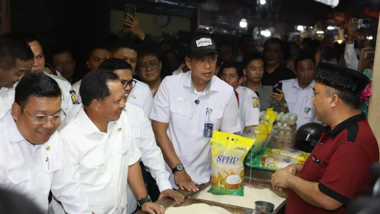 Mendagri Tito Tinjau Langsung Penyaluran Beras SPHP di Banten, Pastikan Harga Stabil