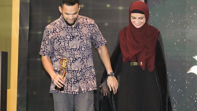Teuku Wisnu dan Shireen Sungkar mendapatkan penghargaan Inspiring Figure versi Moeslim Choice (https://www.instagram.com/p/Cmilr61vBv0/)