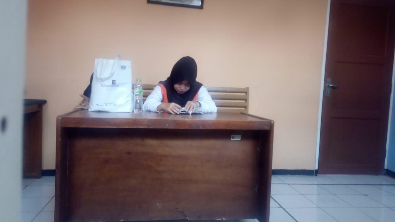 Vina, pemeran utama dalam kasus video syur Vina Garut, nampak lebih santun dengan berkerudung, dalam sidang perdana kasus itu di Pengadilan Negeri Garut, Jawa Barat