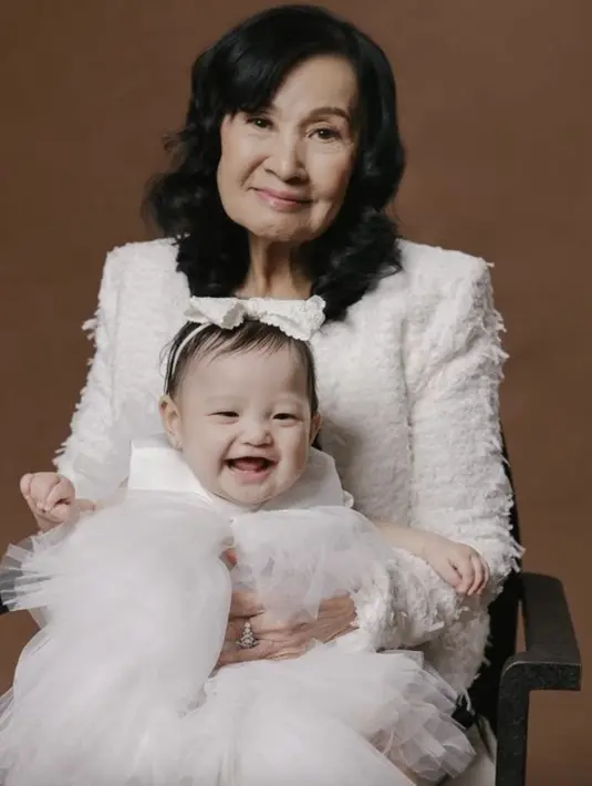 Sang nenek kenakan blazer tweed bernuansa putih. Rambut yang ditata sedemikian rupa hadirkan pesona anggun yang memukau.  [Foto: Instagram/ Jessica/ Valencia Tanoe]