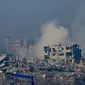 Foto yang diambil dari Israel Selatan dekat perbatasan dengan Jalur Gaza menunjukkan asap yang membubung dari gedung-gedung yang masih membara setelah dihantam serangan Israel dalam pertempuran antara Israel dan militan Hamas, pada 1 Desember 2023. (John MACDOUGALL/AFP)