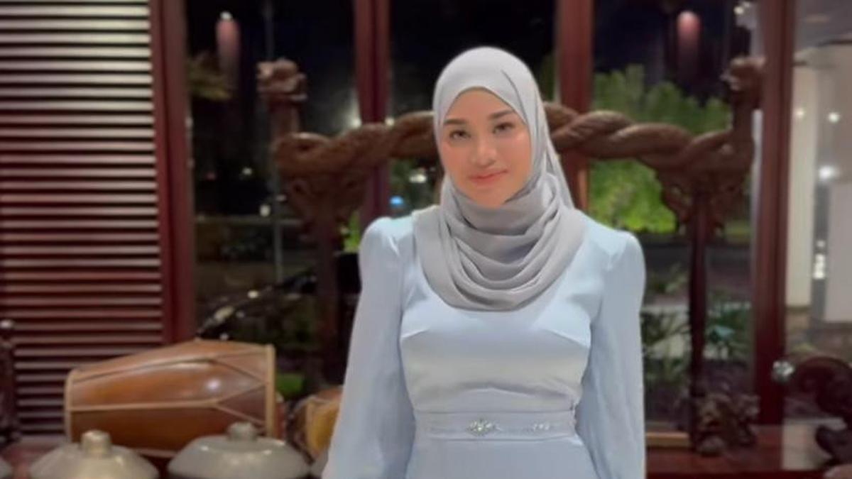 5 Inspirasi Hijab Lebaran ala Aurel Hermansyah, Tampil Chic dan Elegan