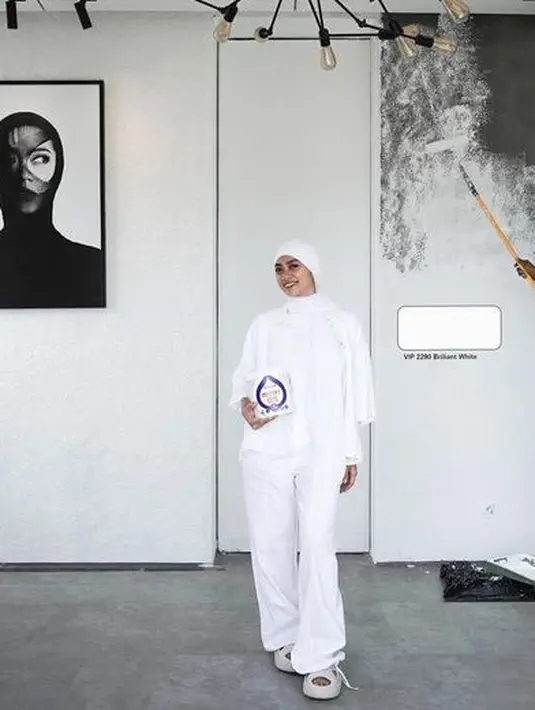 Ayudia Bing Slamet tampil white on white dengan turban, atasan lengan panjang model kemeja dipadukan celana panjangnya. [@ayudiac]