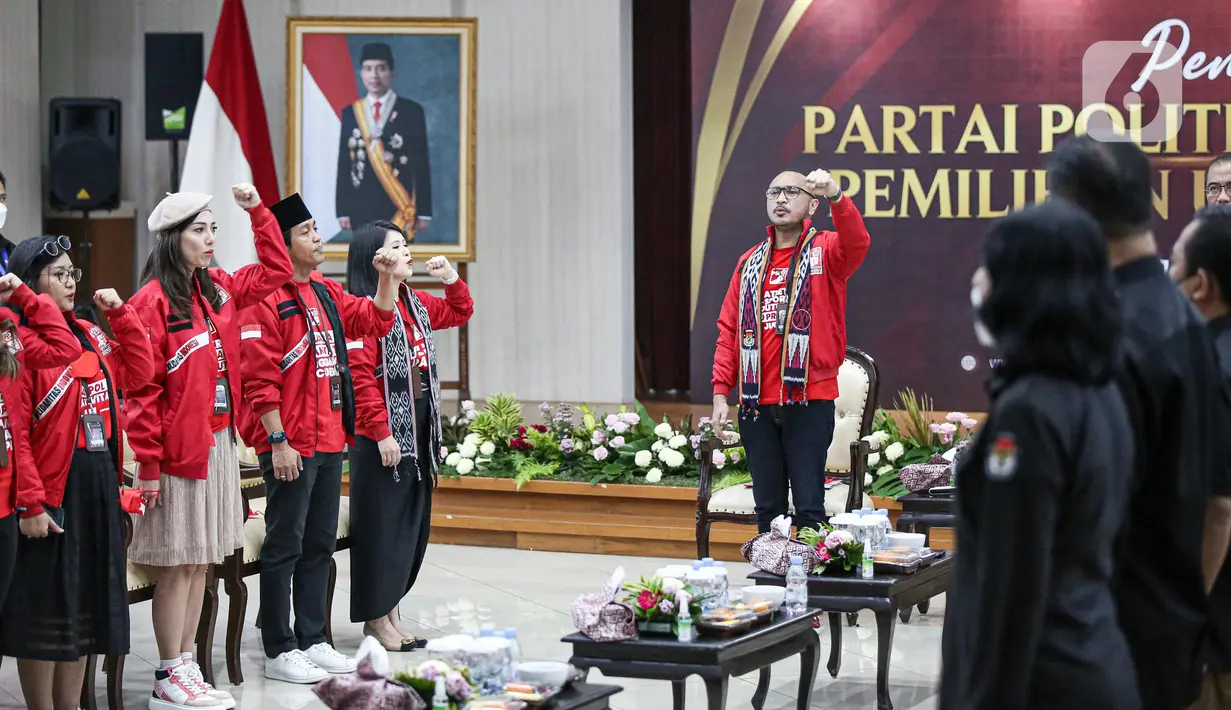 Ketua Umum Partai Solidaritas Indonesia (PSI), Giring Ganesha saat rangkaian pendaftaran Partai Politik Calon Peserta Pemilu 2024 di Gedung KPU, Jakarta, Rabu (10/8/2022). Diketahui, pendaftaran partai politik (parpol) untuk Pemilu 2024 sudah dimulai sejak awal Agustus lalu. (Liputan6.com/Faizal Fanani)