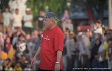 Momen Lucu Pak Bas Main Bola sama Jokowi, Mau Nendang Dipeluk Menteri dari Belakang