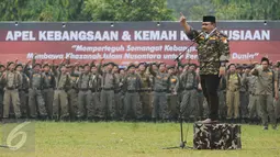 Ketua Umum Banser Yaqut Cholil Qoumas memberi arahan pada Apel Kebangsaan di Perkemahan Ragunan, Jakarta, Selasa (18/4). Apel ini bertema Memperteguh Semangat Kebangsaan, Membawa Khazanah Islam untuk Perdamaian Dunia. (Liputan6.com/Helmi Fithriansyah)